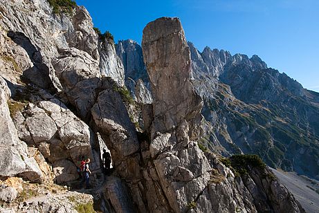 Der Jubiläumssteig - ein leichter Klettersteig - ermöglicht den direkten Zugang ins Kübelkar. Der Jubiläumssteig - ein leichter Klettersteig - ermöglicht den direkten Zugang ins Kübelkar.