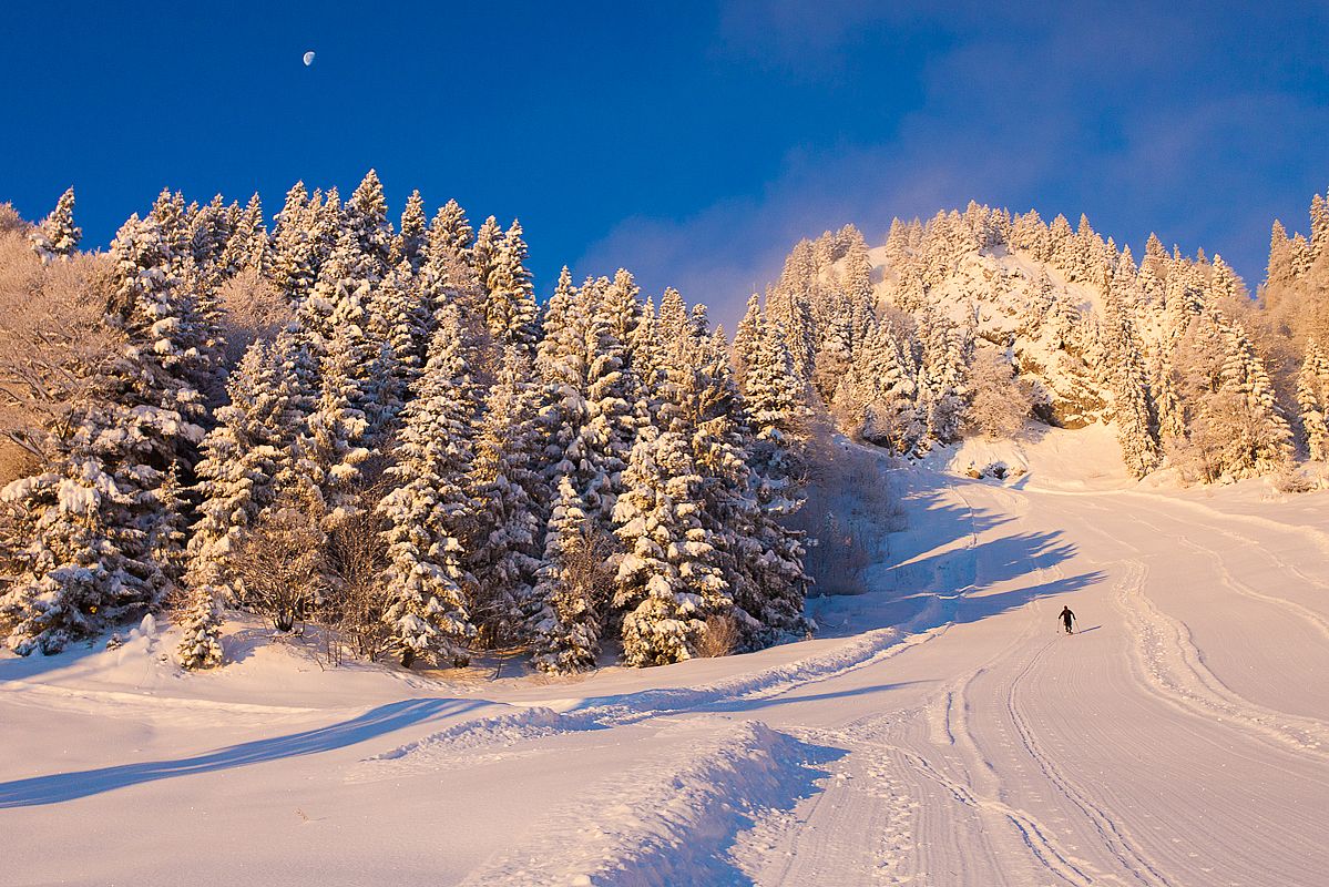 Vor Öffnung des Skigebiets steigt man direkt über die Piste auf. 