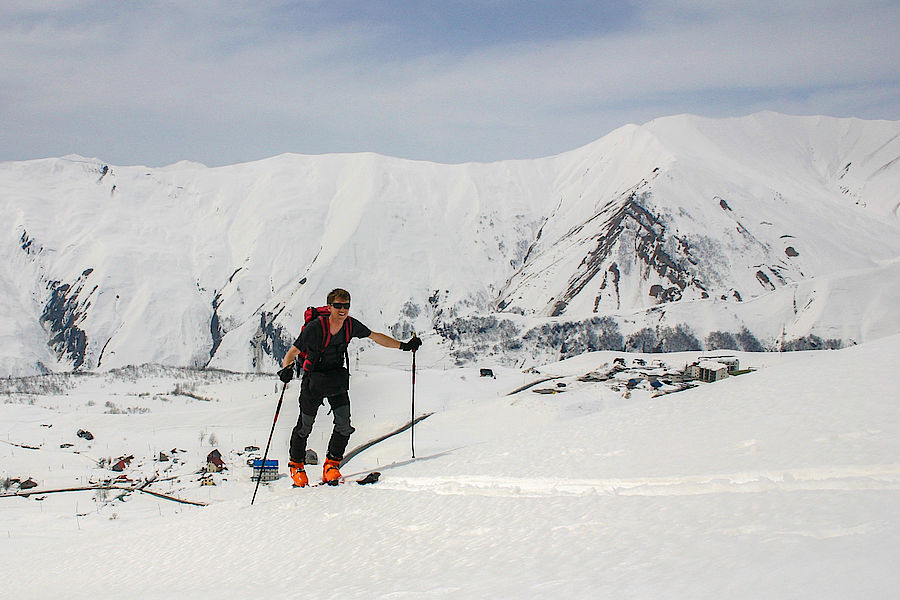 Hoch über den Häusern von Gudauri 