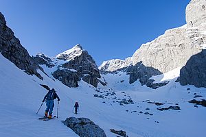 Tragfähiger Harschdeckel im Kar oberhalb der Hütte.