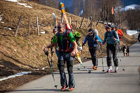 Mit Ski am Rücken geht es 300 Höhenmeter über den Südhang hinab ins Ridnauntal Mit Ski am Rücken geht es 300 Höhenmeter über den Südhang hinab ins Ridnauntal
