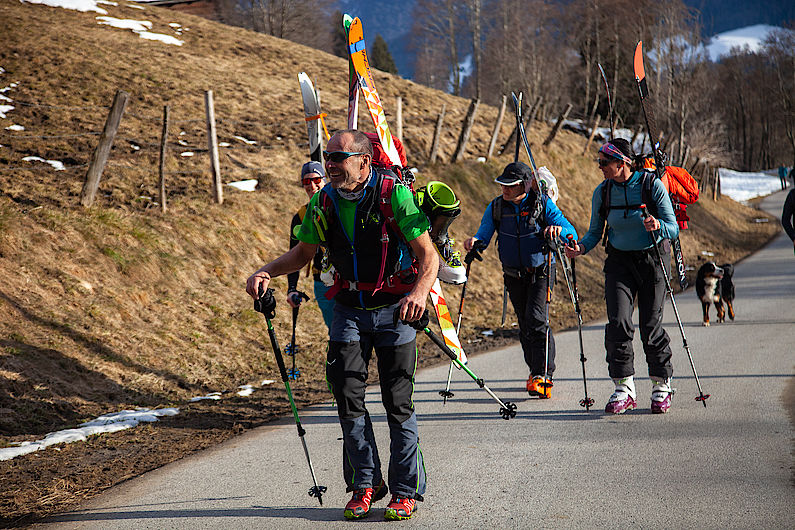 Mit Ski am Rücken geht es 300 Höhenmeter über den Südhang hinab ins Ridnauntal Mit Ski am Rücken geht es 300 Höhenmeter über den Südhang hinab ins Ridnauntal