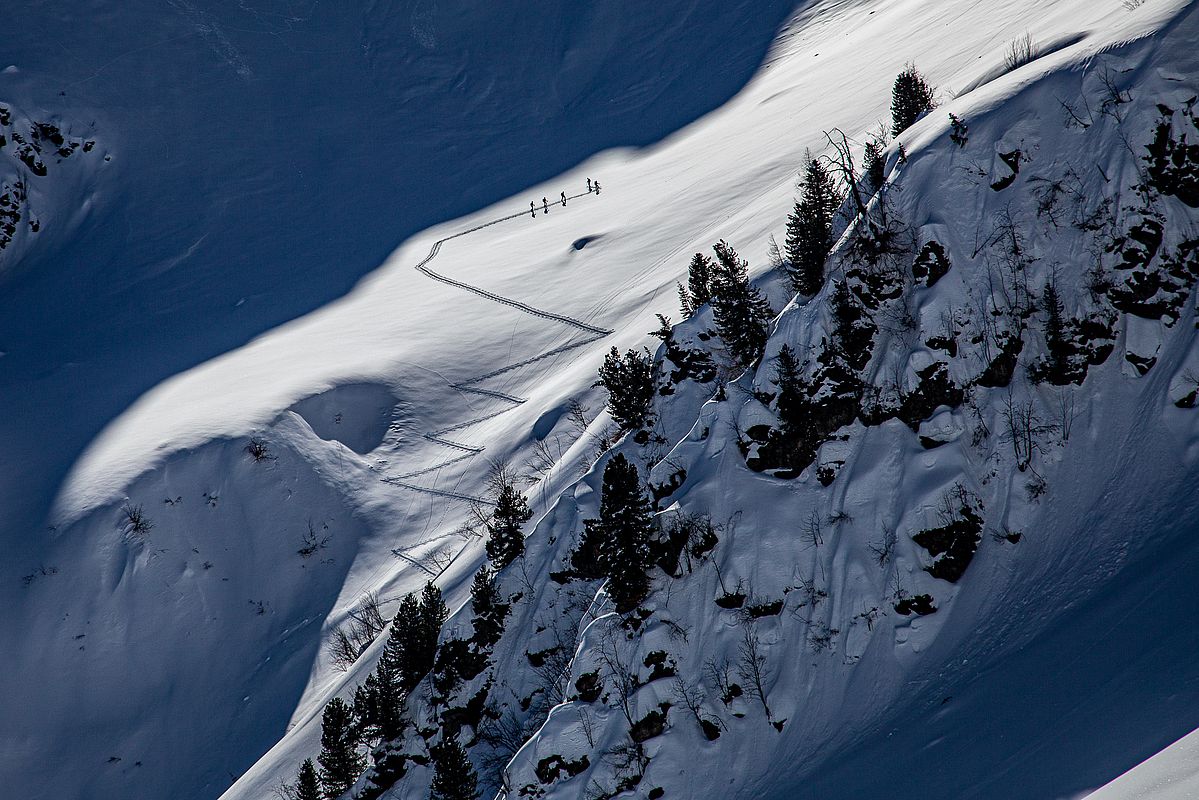 Eine Gruppe spurt zur Karalm
