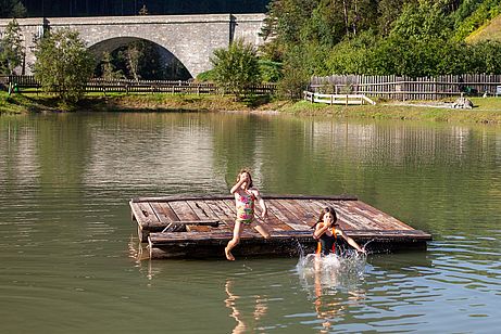 Badesee am Campingplatz an der Kajetansbrücke. Badesee am Campingplatz an der Kajetansbrücke.