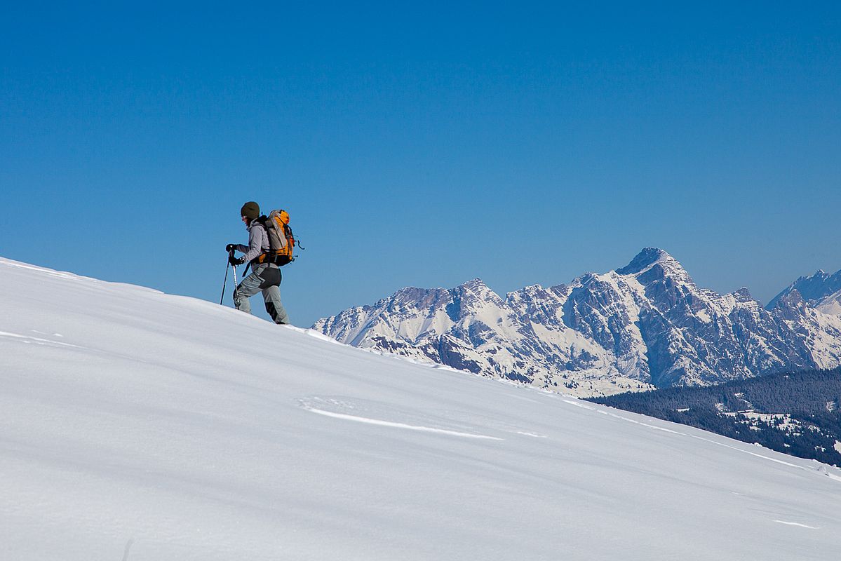 Traumwetter im Aufstieg zum Schusterkogel vor der Kulisse der Loferer Steinberge 