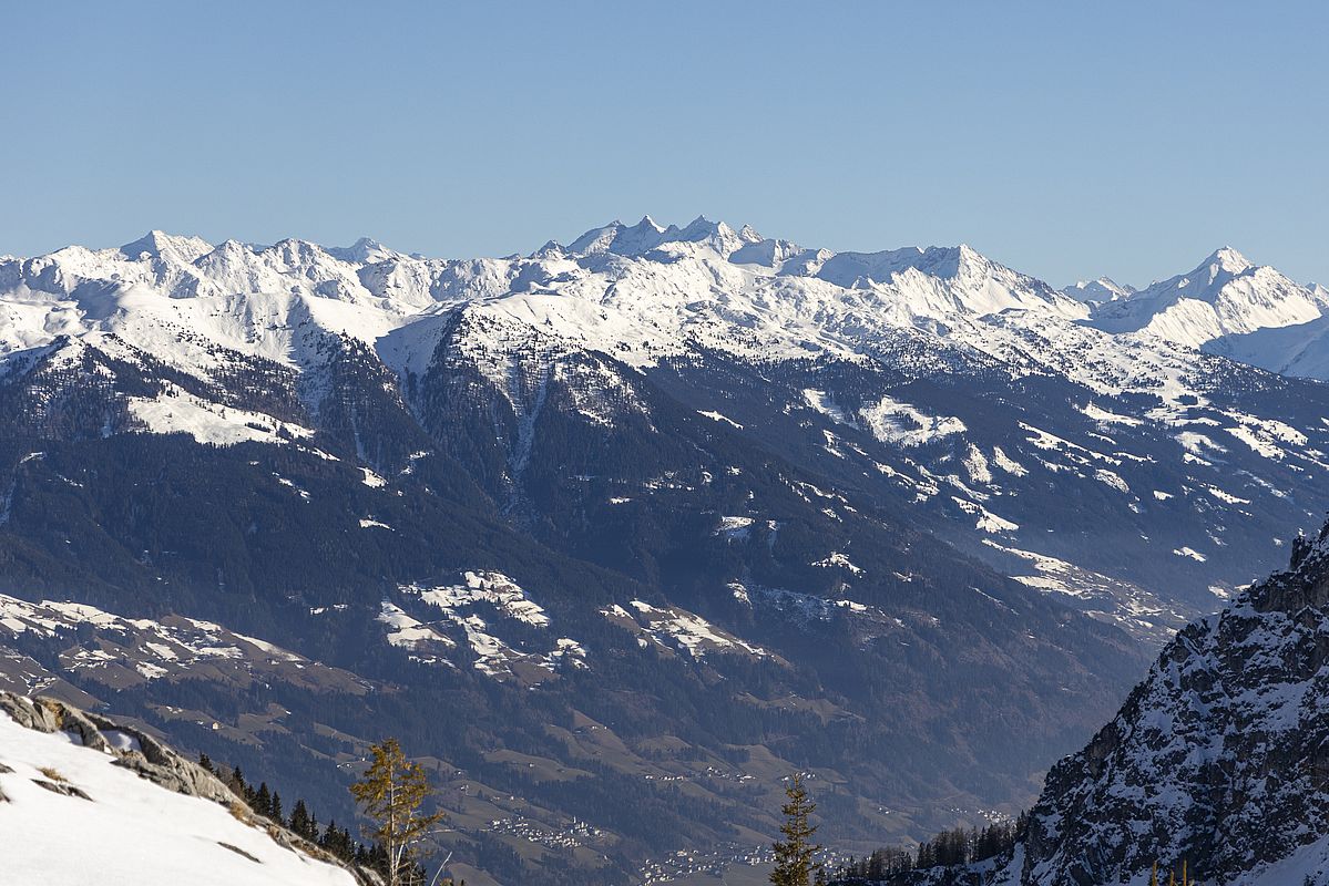 Die Südwesthänge über dem Zillertal sind weit hinauf aper