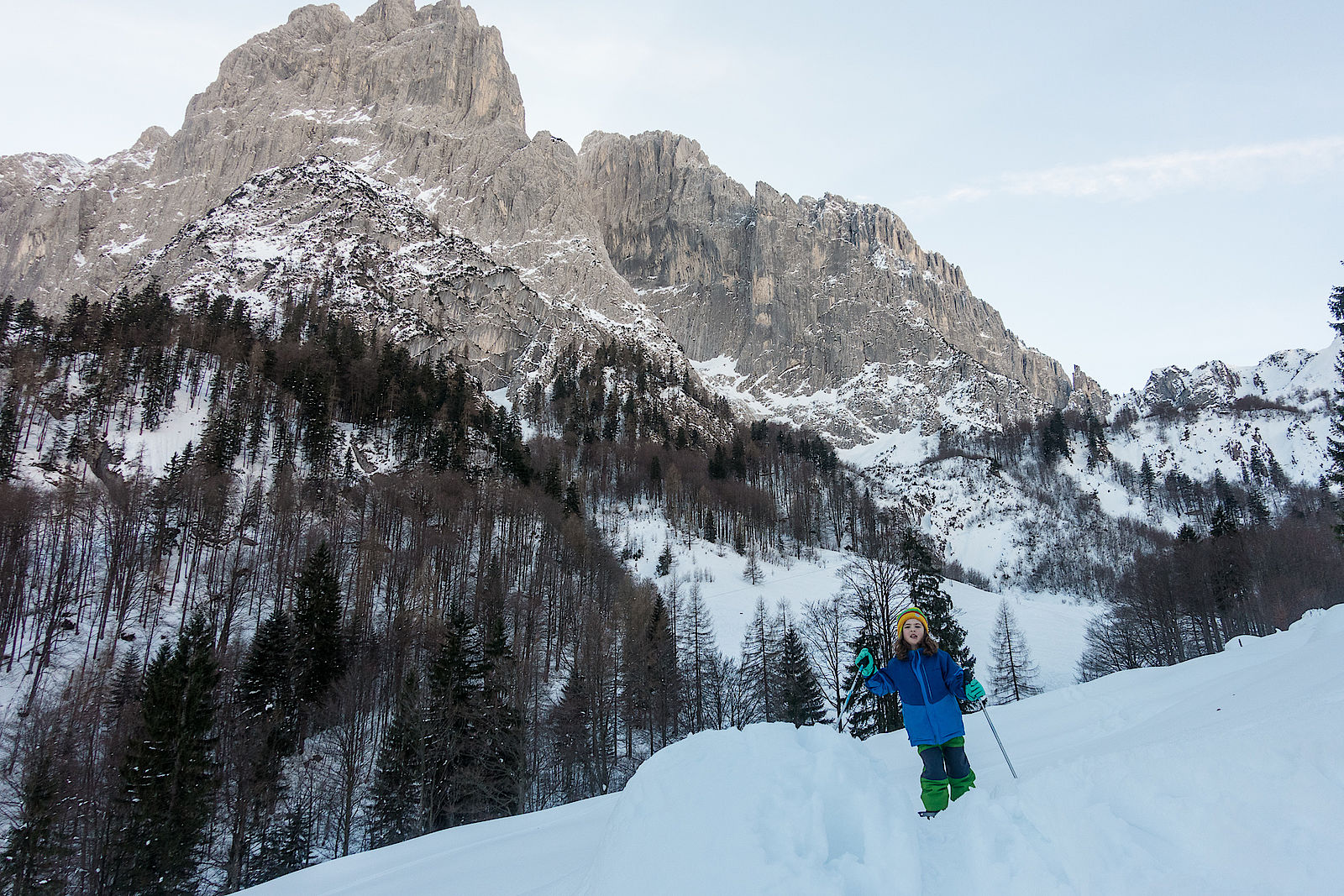 Ihre erste Skitour in perfektem Pulverschnee und vor atemberaubender Kulisse ist für Fiona ein echtes Erlebnis.