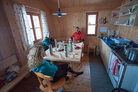 Komfortable Einrichtung am Winterraum der Hanauer Hütte. Komfortable Einrichtung am Winterraum der Hanauer Hütte.