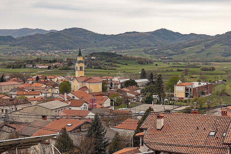 Blick über das Dorf Vrhpolje über das Vipava-Tal hinweg zu den Hügeln des Slowenischen Karst