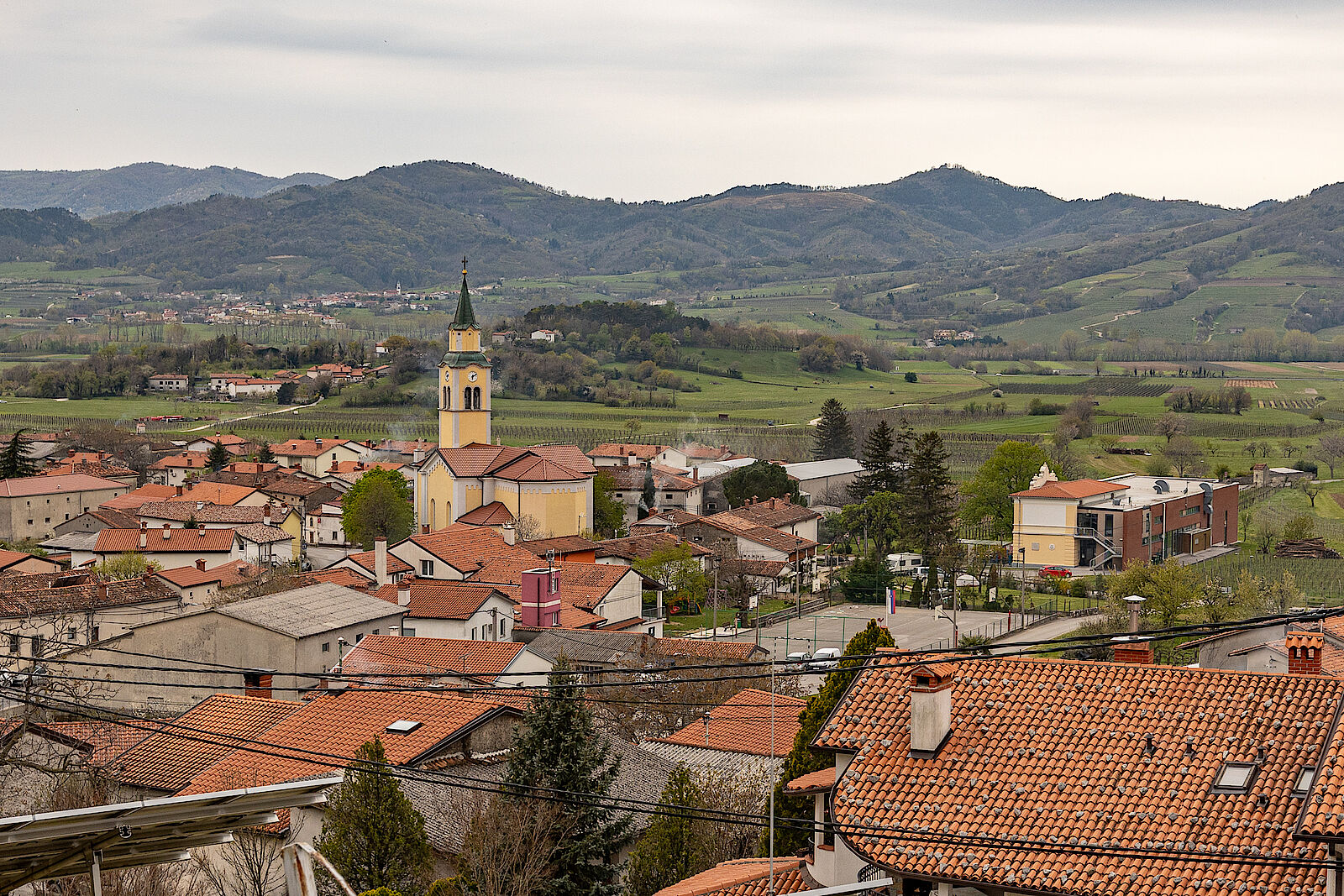 Blick über das Dorf Vrhpolje über das Vipava-Tal hinweg zu den Hügeln des Slowenischen Karst