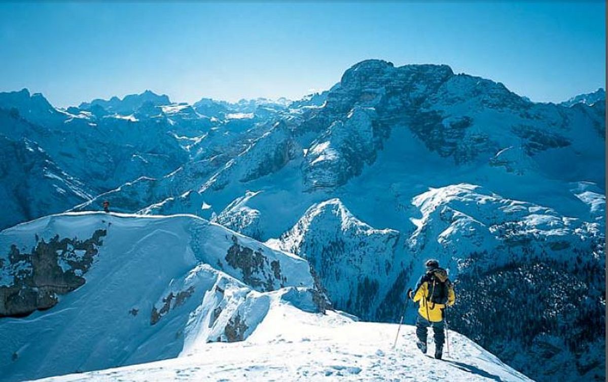 Rückkehr vom Hauptgipfel des Dürrensteins zum Skidepot. Beherrschend im Bild die Hohe Gaisl. Foto: Siegrun und Rudolf Weiss. 