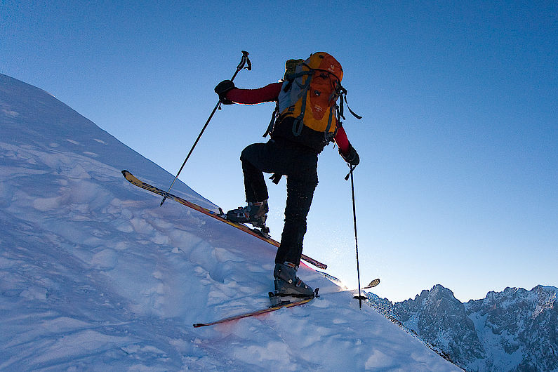 Anheben des Bergskis und »scheibenwischerartige« Drehung um 180 Grad. Aufsetzen mit der Bindung möglichst nahe an der Bindung des anderen Skis.