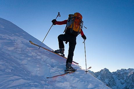 Anheben des Bergskis und »scheibenwischerartige« Drehung um 180 Grad. Aufsetzen mit der Bindung möglichst nahe an der Bindung des anderen Skis. Anheben des Bergskis und »scheibenwischerartige« Drehung um 180 Grad. Aufsetzen mit der Bindung möglichst nahe an der Bindung des anderen Skis.