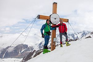 Auf der Mitterlochspitze mit dem neuen Gipfelkreuz