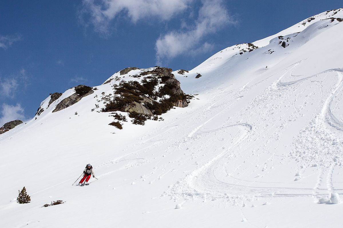 Trotz großer Hitze im Aufstieg waren die Nordhänge "Am Horn" noch fast pulvrig - ganz leicht fing der Schnee aber schon zum pappen 