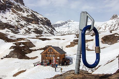Die Johannishütte vor dem Großvenediger mit überdimensionaler Eisschraube und Karabiner Die Johannishütte vor dem Großvenediger mit überdimensionaler Eisschraube und Karabiner