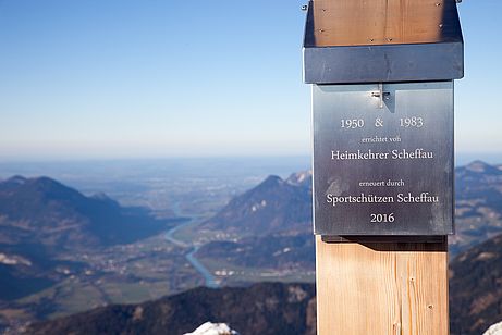 Das neue Gipfelbuchkasterl und im Hintergrund das bayerische Unterinntal Das neue Gipfelbuchkasterl und im Hintergrund das bayerische Unterinntal