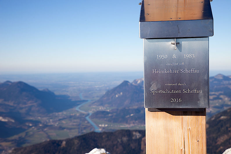 Das neue Gipfelbuchkasterl und im Hintergrund das bayerische Unterinntal