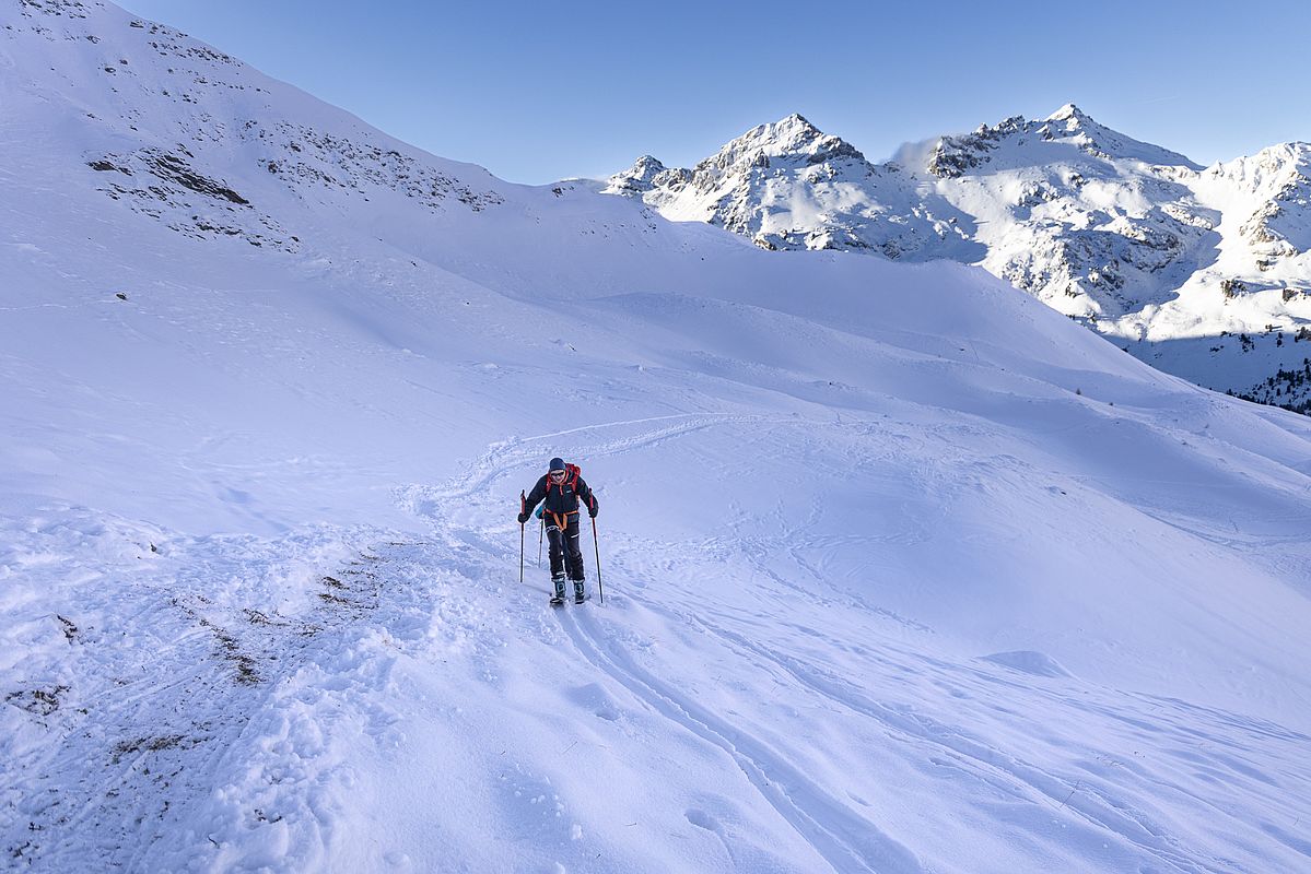 Wenig Schnee mit frisch überschneiten aperen Stellen im Aufstieg zur Torspitze