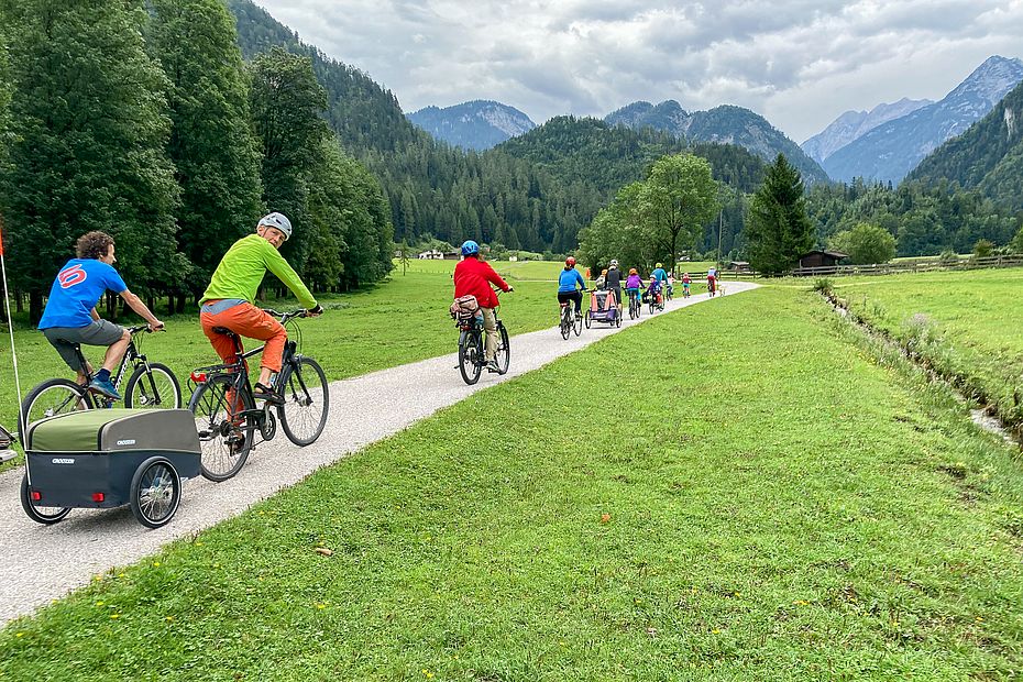 Fahrradkonvoi bei düsteren Wolken in Richtung Weißbach Fahrradkonvoi bei düsteren Wolken in Richtung Weißbach