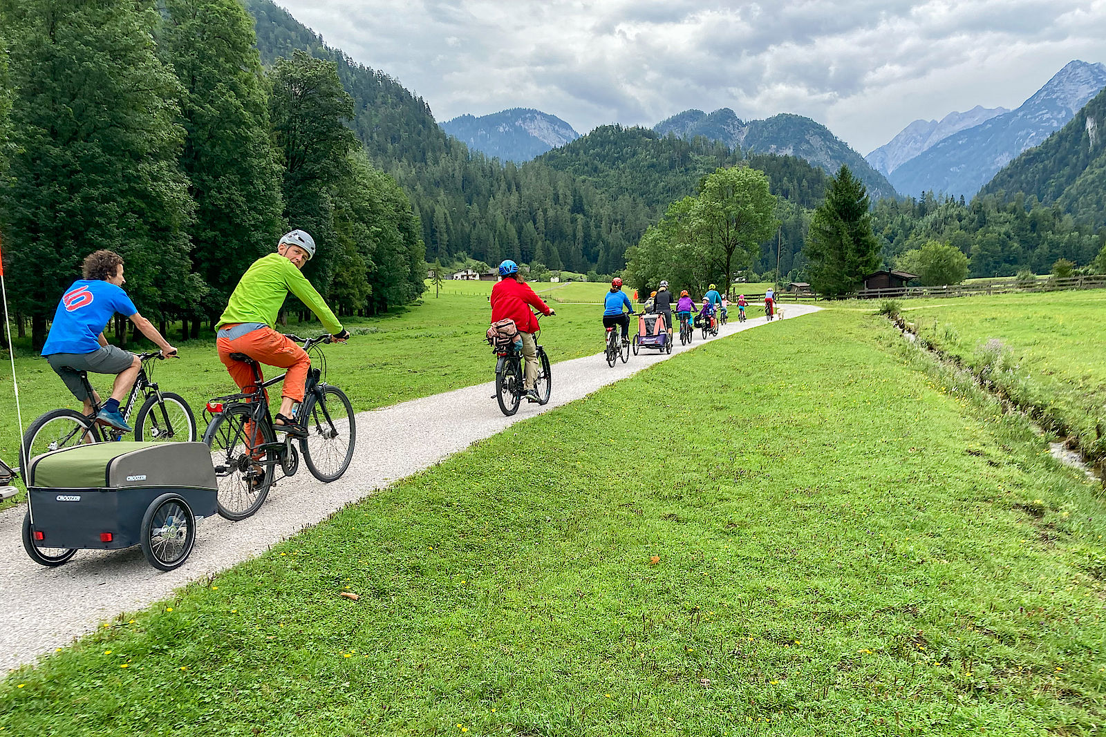 Fahrradkonvoi bei düsteren Wolken in Richtung Weißbach