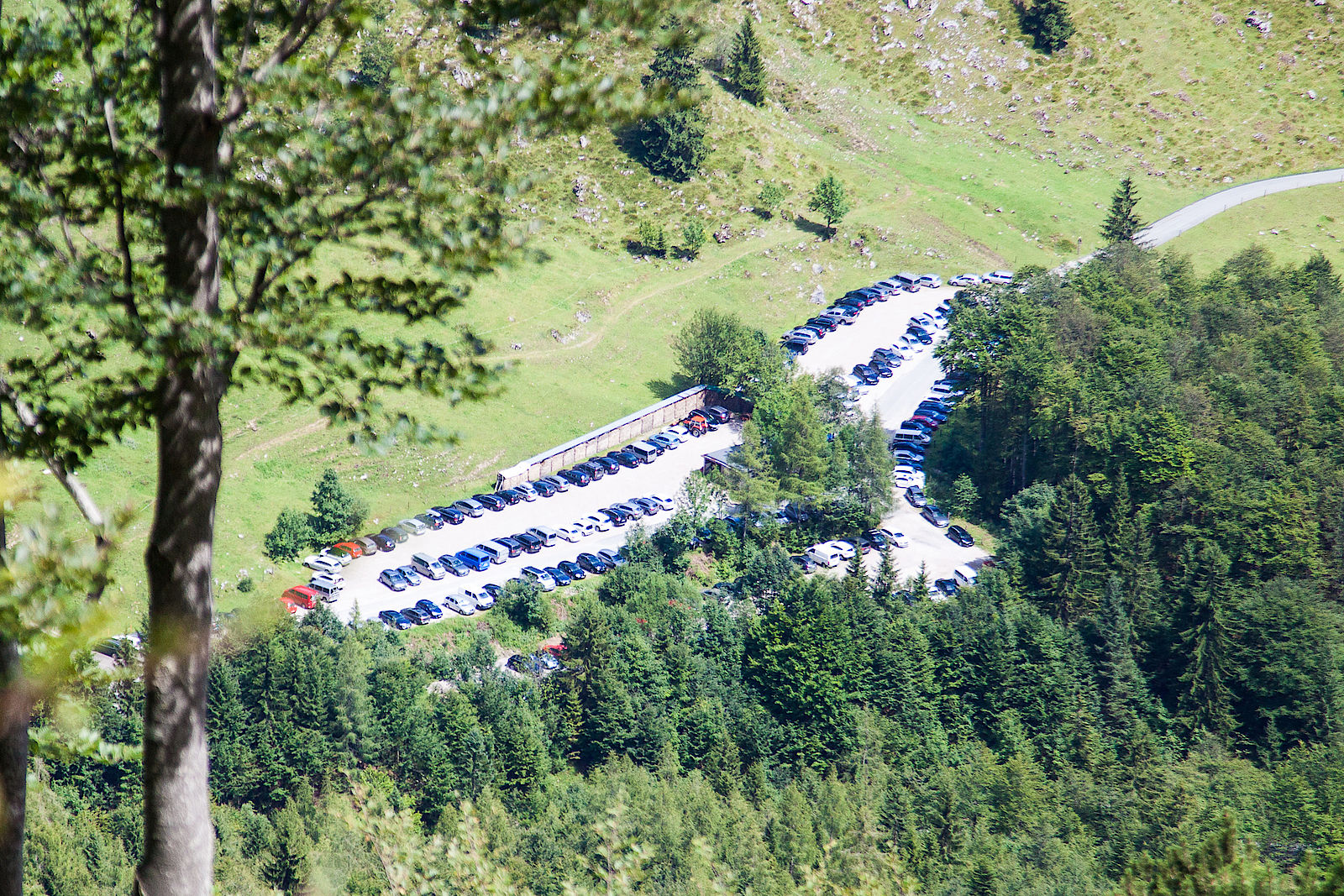 Tiefblick auf den Parkplatz Griesneralm