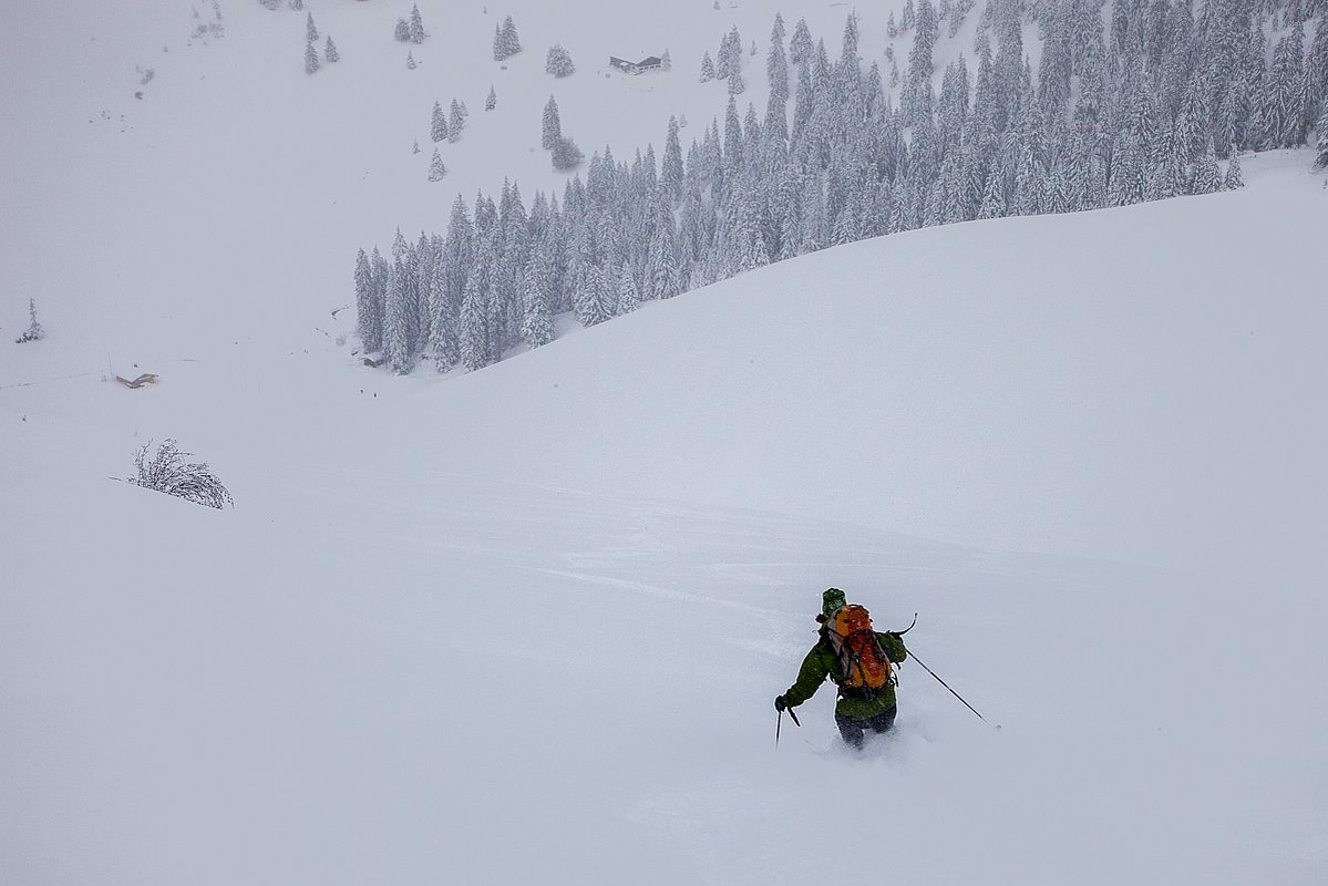Knietiefer Pulverschnee bei der Abfahrt zur Schönfeldalm 