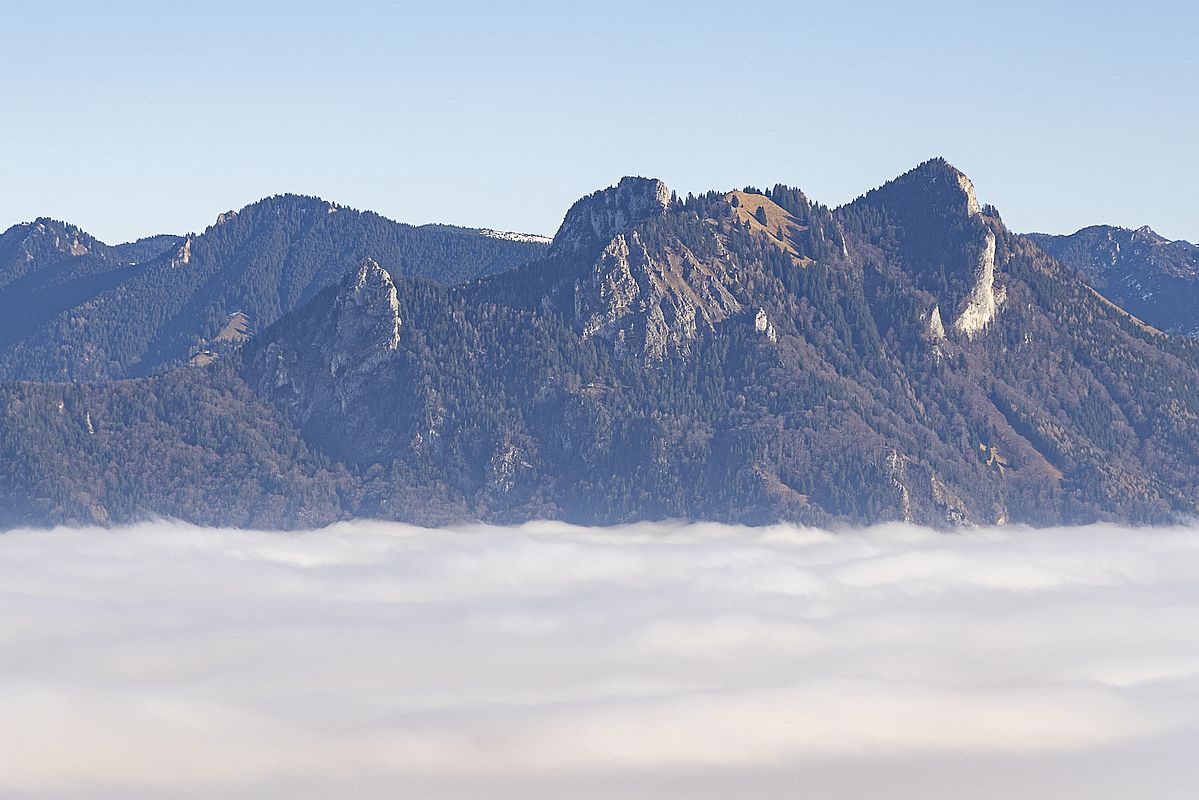 Über der Nebeldecke fällt der Blick auf den Heuberg.
