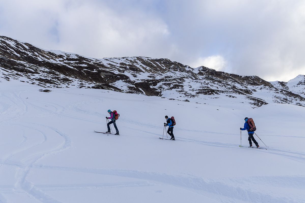 In den Südhängen zum Kraxentrager liegt auf den flachen Abschnitten genug Schnee, steile Passagen sind schneefrei