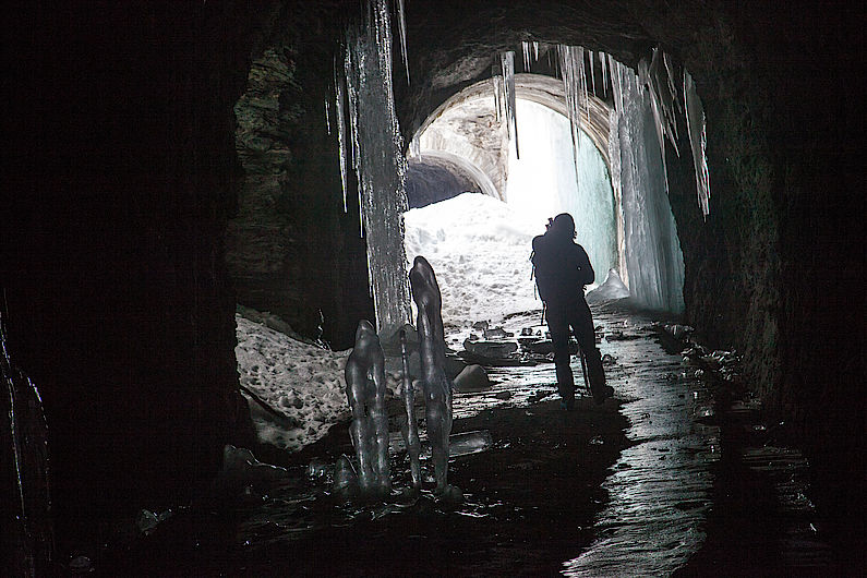 Vereiste Tunnels an der Straße von Brennerbad zur Wechselalm.