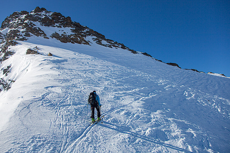 Der steile Gipfelhang zum Skidepot