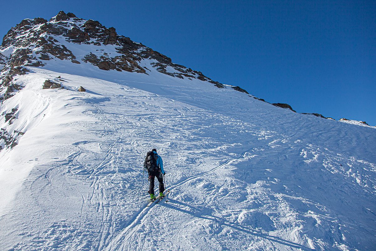 Der steile Gipfelhang zum Skidepot