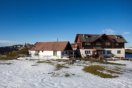 Die geschlossene Klausen-Hütte. Die geschlossene Klausen-Hütte.