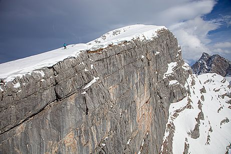 Verantwortung und Sicherheit - auch auf einfachen Skitouren kann man runterfallen Verantwortung und Sicherheit - auch auf einfachen Skitouren kann man runterfallen