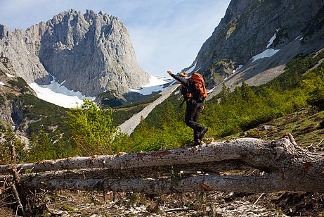 Aufstieg zum Kübelkar - im Frühjahr nicht selten über Reste winterlicher Lawinen. Aufstieg zum Kübelkar - im Frühjahr nicht selten über Reste winterlicher Lawinen.