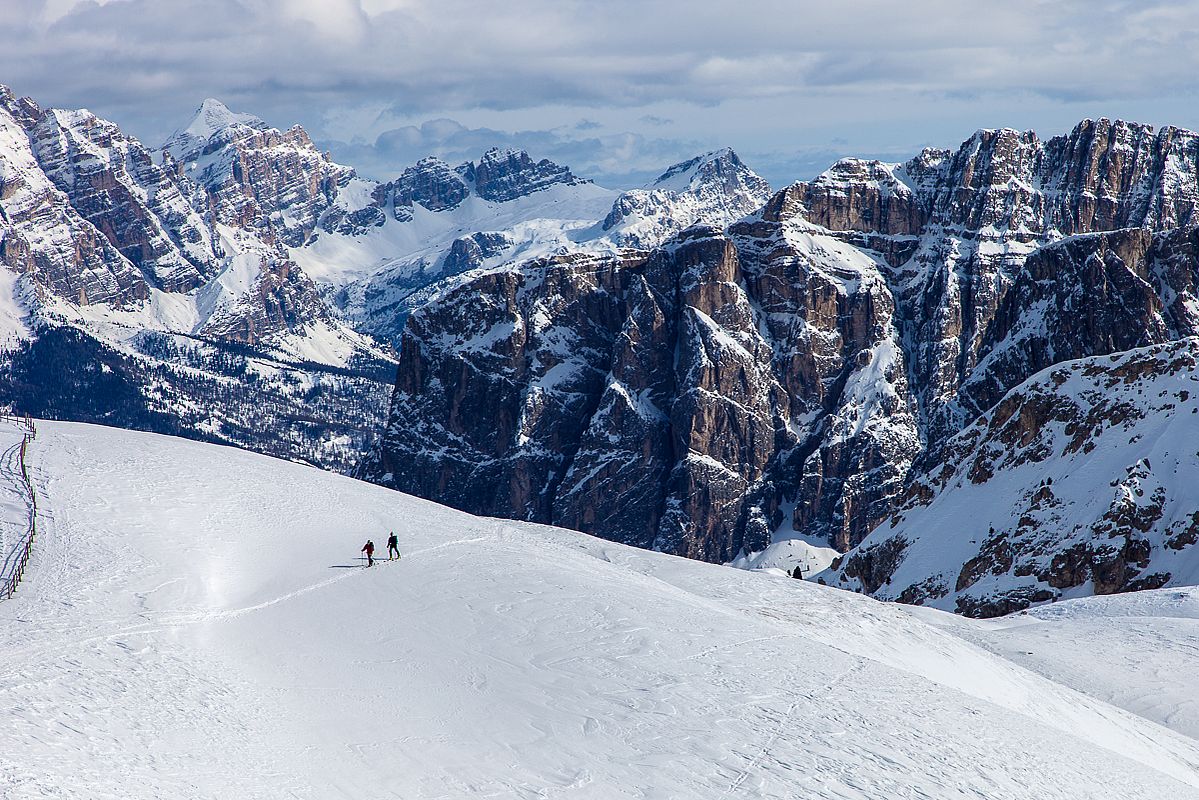 Skitourengeher vor dem Puezstock - links hinten die Tofana 
