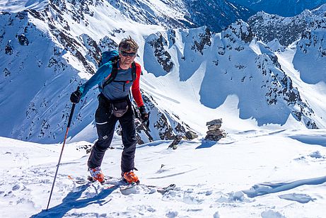 Bei sonnigen Skitouren ist keine Isolationsschicht notwendig, im Aufstieg gehe ich in der Regel in der langärmeligen Basisschicht Bei sonnigen Skitouren ist keine Isolationsschicht notwendig, im Aufstieg gehe ich in der Regel in der langärmeligen Basisschicht