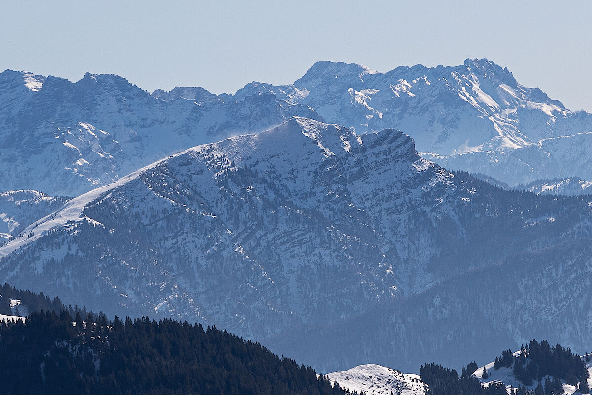 Der lebhafte Wind produziert Schneefahnen am Unterberghorn