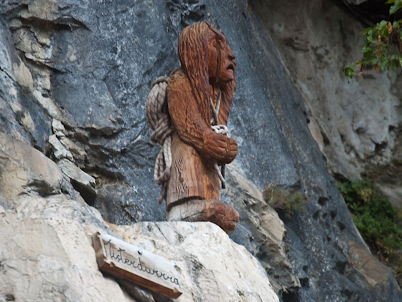  Witzige Holzfiguren finden sich an verschiedenen Stellen des Klettergartens