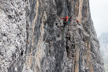 Alpiner Quergang in der zweiten Seillänge der "Messner". Alpiner Quergang in der zweiten Seillänge der "Messner".