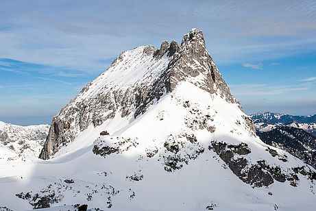 Suchbild mit Fritz-Pflaumhütte vor dem Hausberg - dem Mitterkaiser Die Fritz-Pflaumhütte vor dem Hausberg - dem Mitterkaiser im Winter