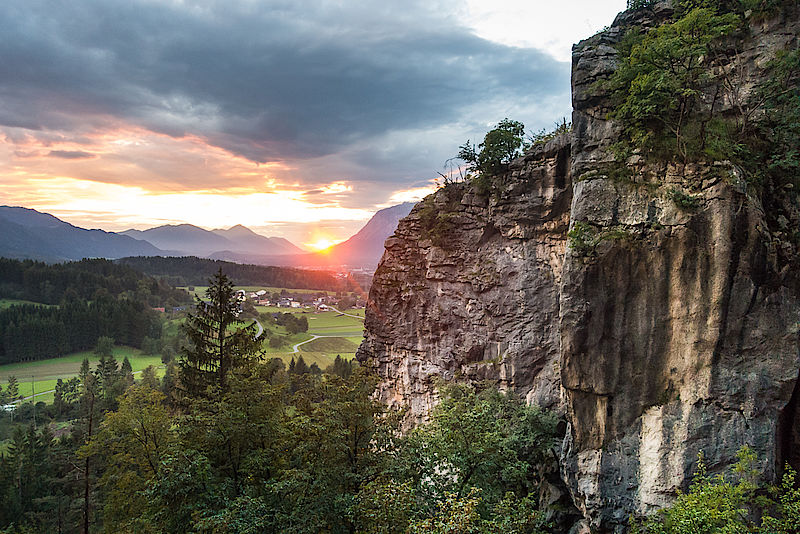 Blick aus der Westwand über die Ostwände des Kleinen Pasquale ins Gailtal zum Sonnenuntergang