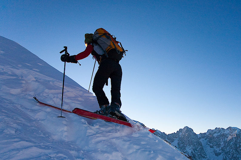 Gewichtsverlagerung auf den nun bereits gedrehten Ski und Anheben des anderen Skis. Gewichtsverlagerung auf den nun bereits gedrehten Ski und Anheben des anderen Skis.