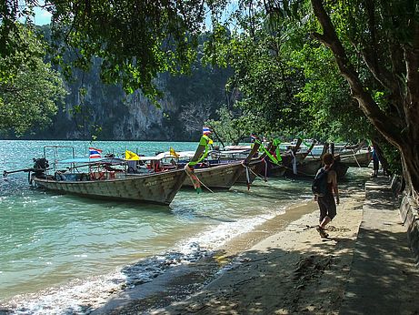 Zustieg entlang Railey East-Beach zur Muay Thai-Wall Zustieg entlang Railey East-Beach zur Muay Thai-Wall