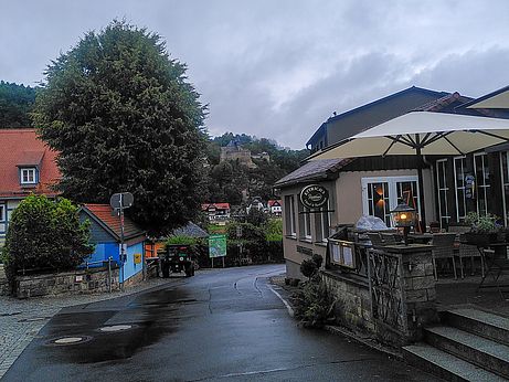 Im Regen gehts durch Rathen nach Pirna