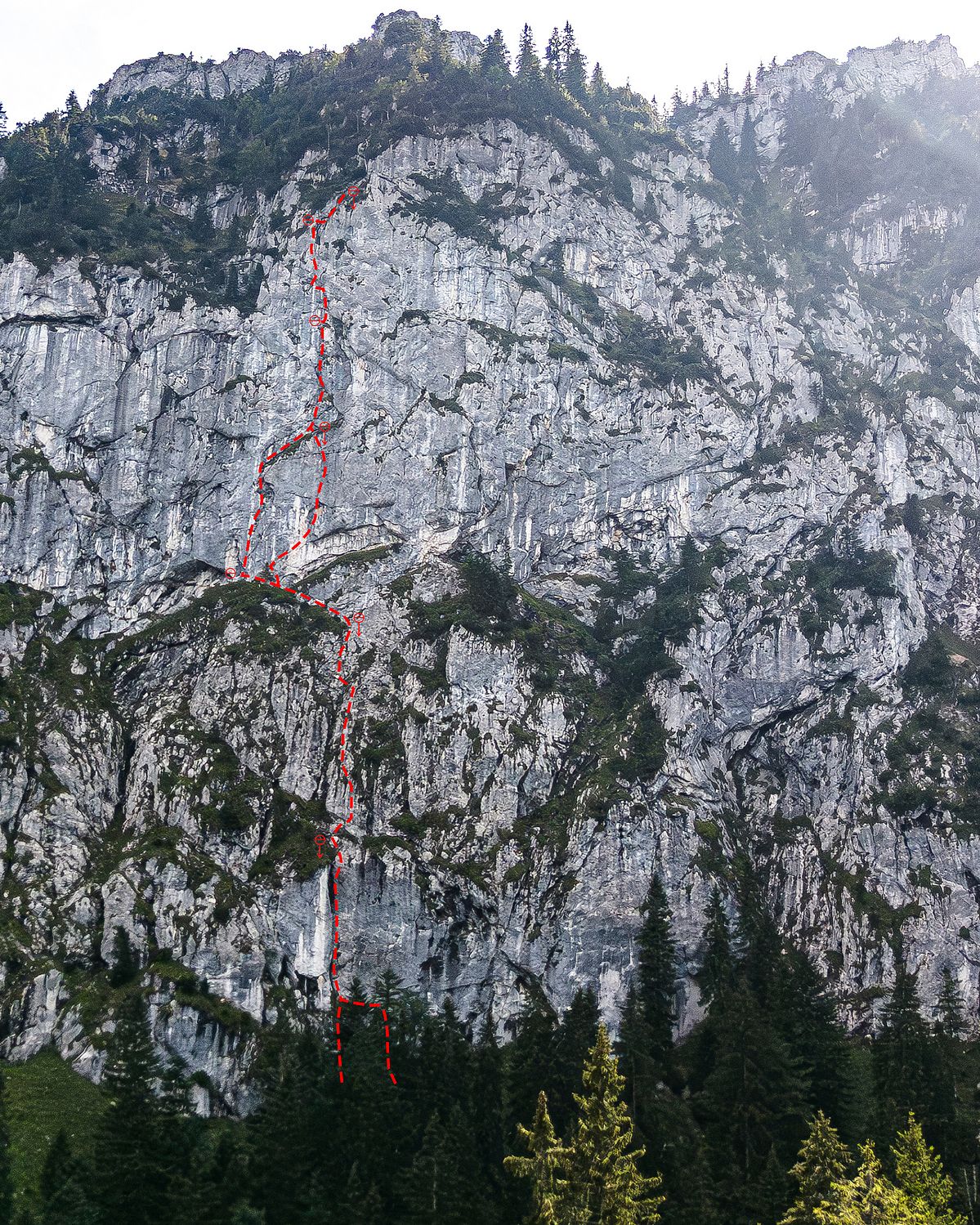 Die Haidwand-Nordwand mit dem Routenverlauf der Kletterroute "Wind of Change"