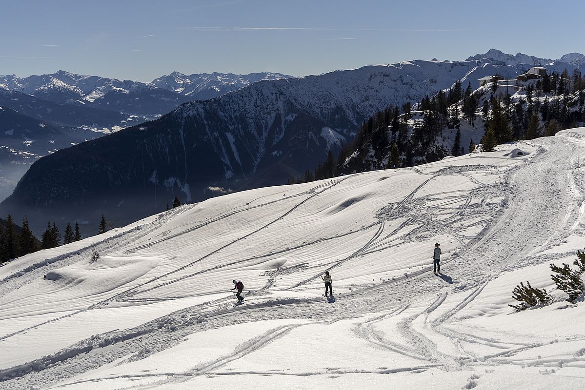In den flacheren Südhängen liegt insgesamt rund ein Meter Schnee