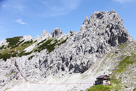 Die Fritz-Pflaum-Hütte mit dem Aufstiegsweg zum Mitterkaiser - ganz am linken Bildrand befindet sich der Südgipfel - der Hauptgipfel ist dahinter verdeckt. Die Fritz-Pflaum-Hütte mit dem Aufstiegsweg zum Mitterkaiser - ganz am linken Bildrand befindet sich der Südgipfel - der Hauptgipfel ist dahinter verdeckt.
