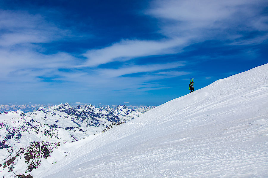 Bei guten Verhältnissen kann man die Ski auf den Gipfel mitnehmen. 