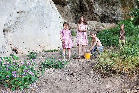 Die meisten Klettergebiete haben hier einen geräumigen Wandfuß wo Kinder gefahrlos spielen können. Die meisten Klettergebiete haben hier einen geräumigen Wandfuß wo Kinder gefahrlos spielen können.